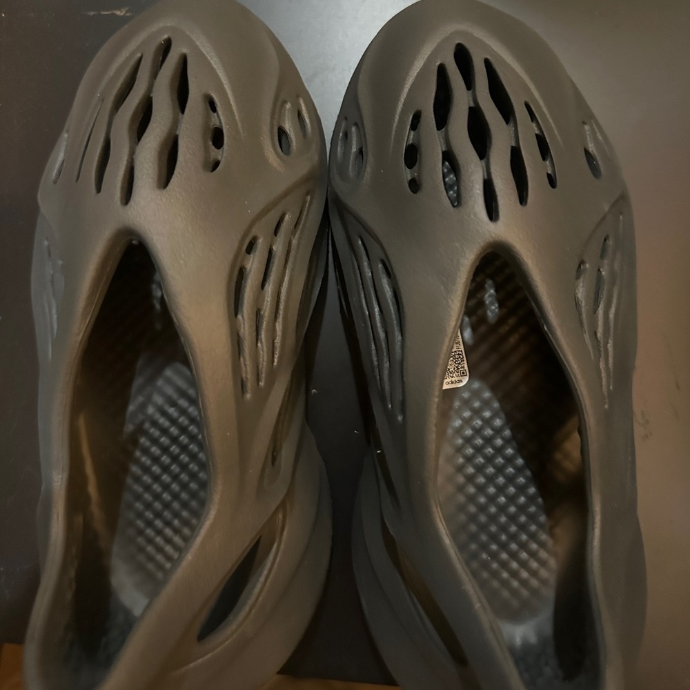 Carbon yeezy foam runner